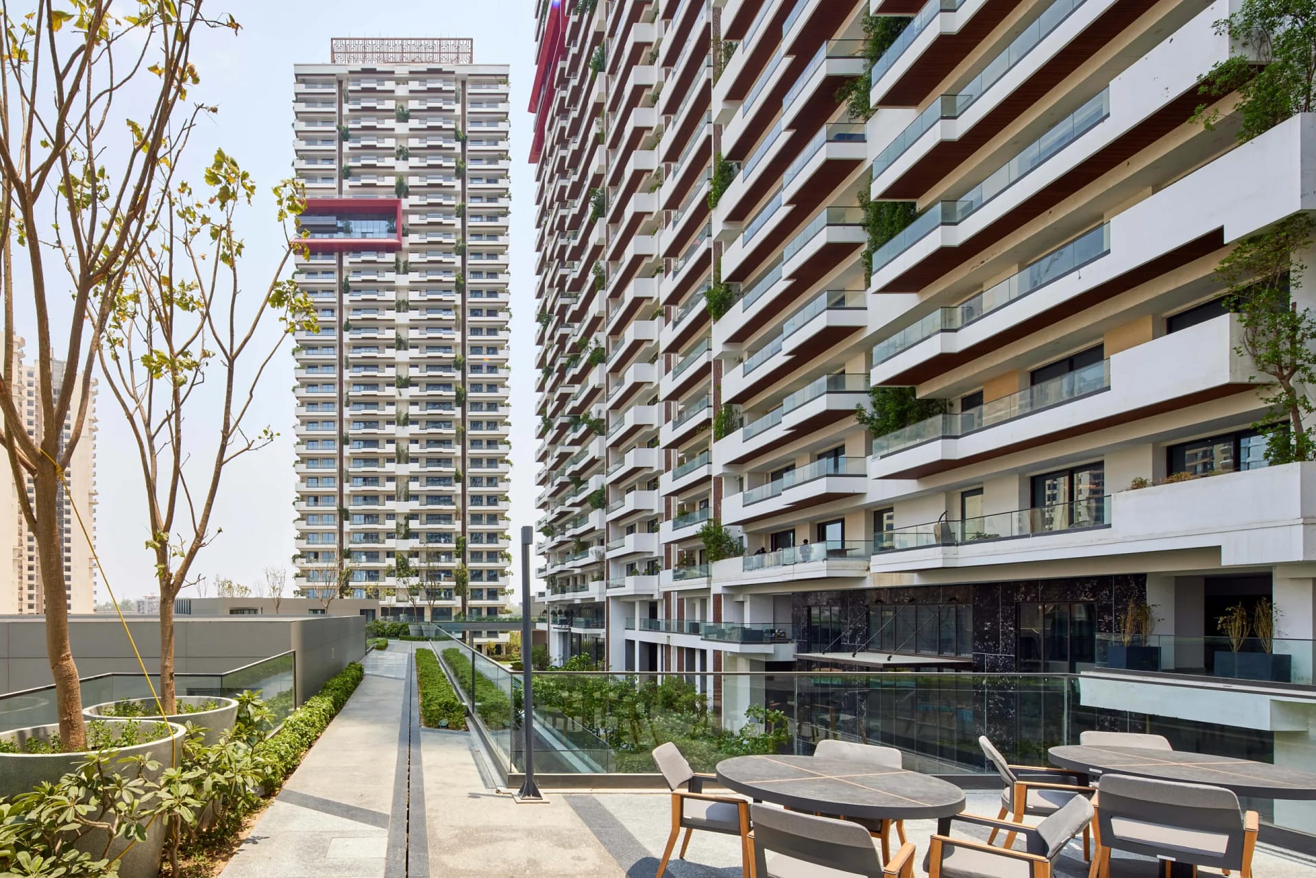 The building fosters a pleasant micro climate, with large balconies providing shade and high windows offering excellent shading coefficients