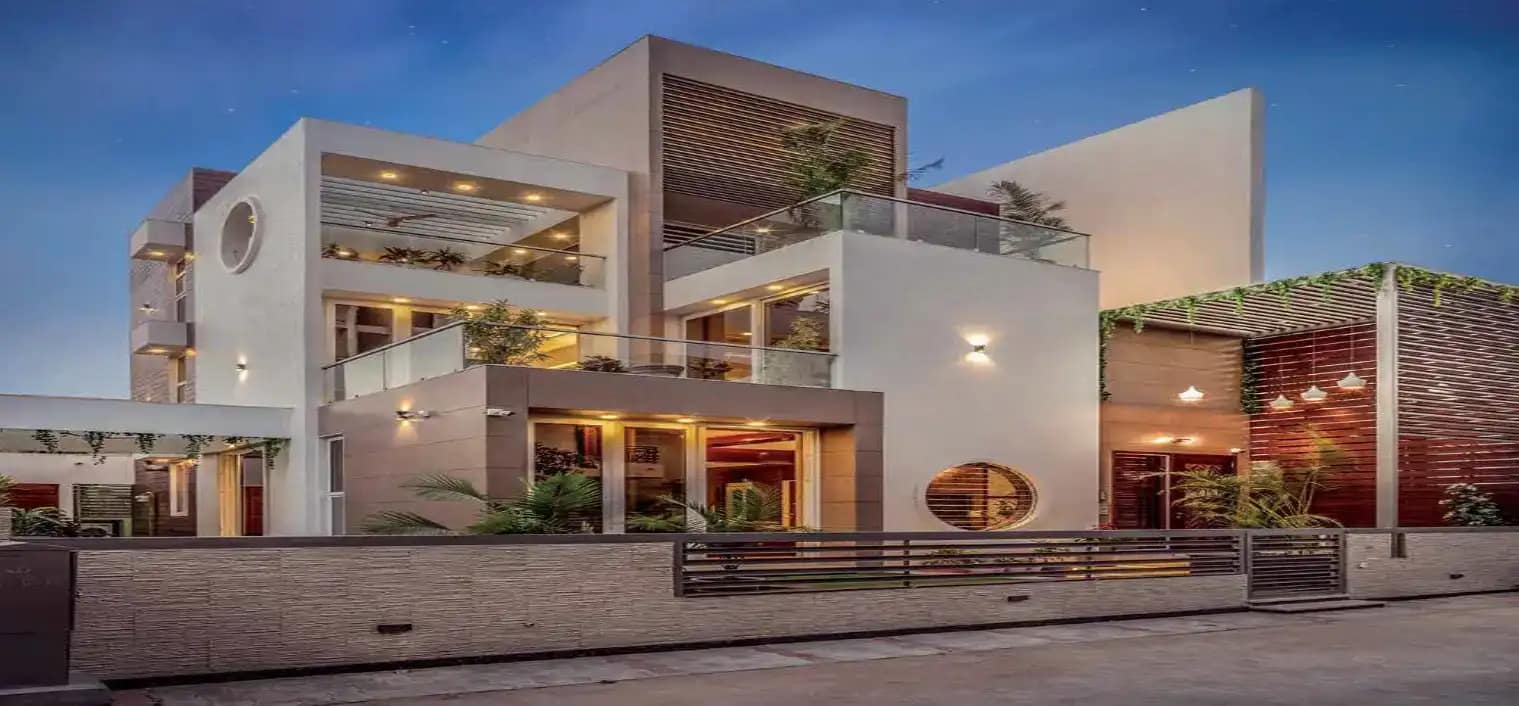 The Stepped Cube House appears as a set of cubes with varied volumes, arranged with a balanced play of solids and voids. A project by Prashant Parmar Architects