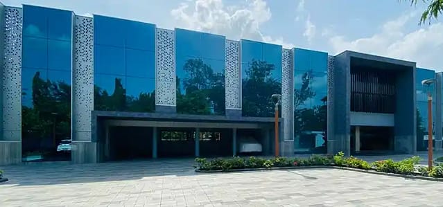 Biomimicry with Simple Façades will Prevail