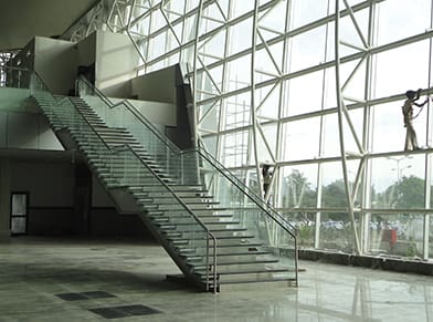 Column free monumental staircase and bow trusses