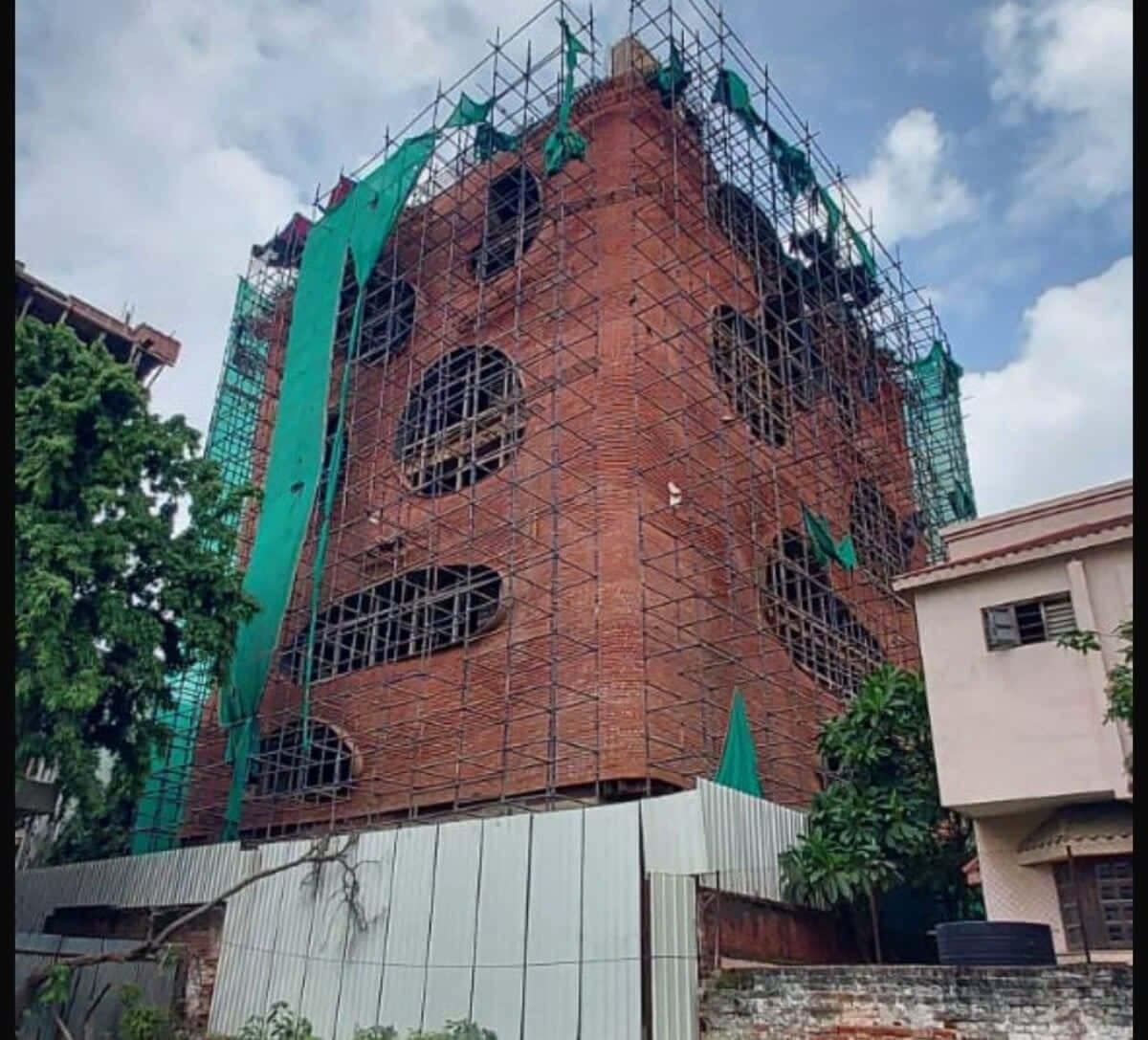 In the project, Qure, the façade’s perforated brick patterns were parametrically designed to ensure optimal cross-ventilation and natural light penetration