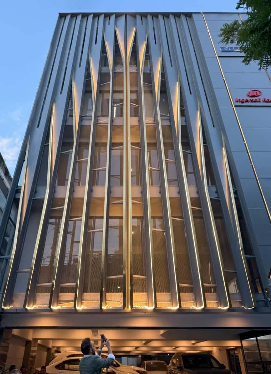 A dynamic design, showcasing how modern façades transform buildings into visually striking structures that harmonise with their urban context