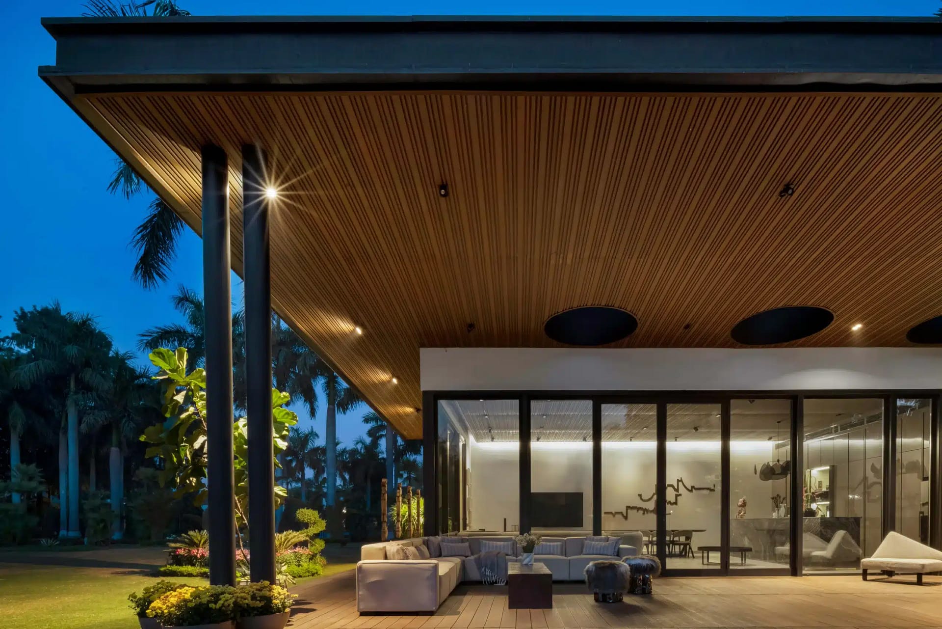 This project reflects how prefabrication can work smoothly with façade design when dimensions are coordinated early and detailing is resolved before fabrication begins